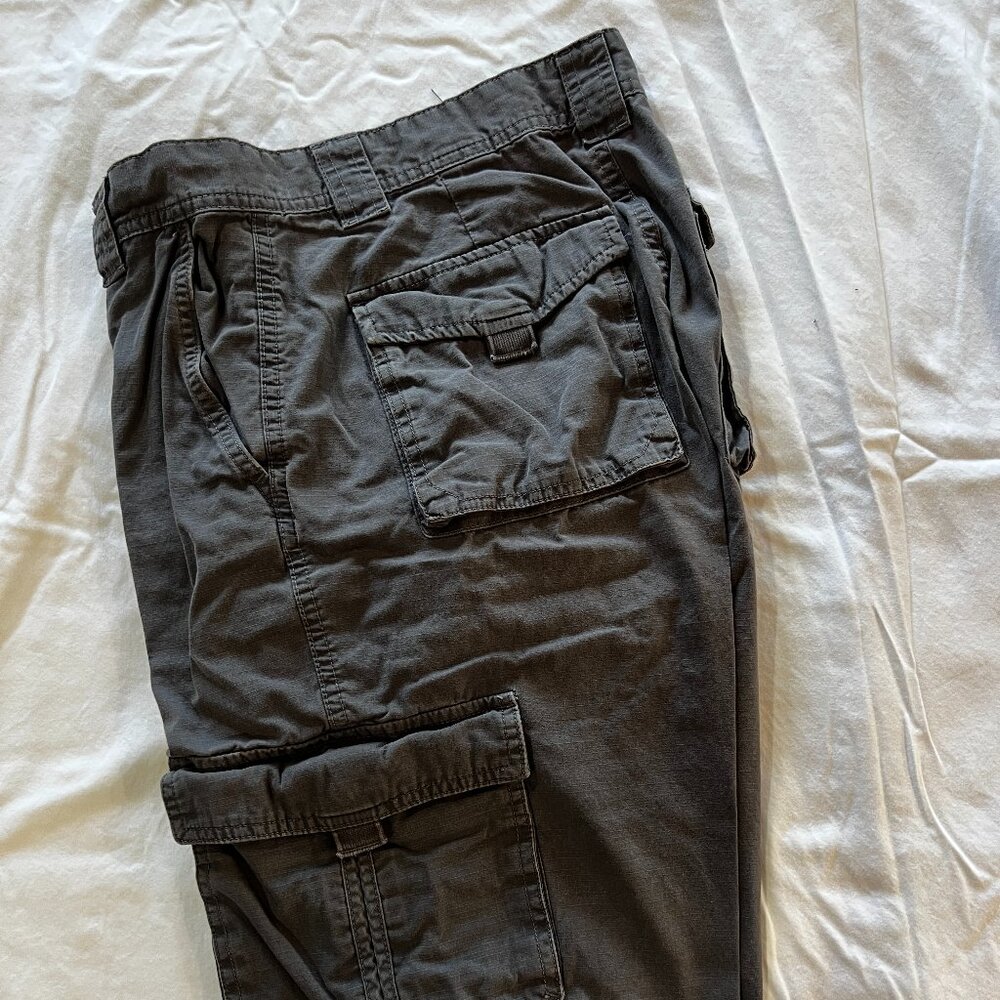 Eddie Bauer Men’s Cargo Shorts – Size 30 – 100% Organic Cotton